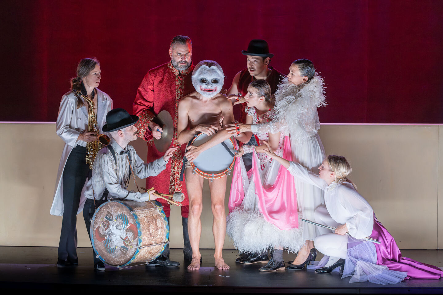 Staatstheater Cottbus
DER HAUPTMANN VON KÖPENICK
Ein deutsches Märchen von Carl Zuckmayer
Szenenfoto mit (v.l.n.r.): Charlotte Müller, Benjamin Kühni, Gunnar Golkowski, Torben Appel (mit Maske), Markus Paul, Charlie Schülke, Ariadne Pabst und Lucie Luise Thiede
Foto: © Bernd Schönberger